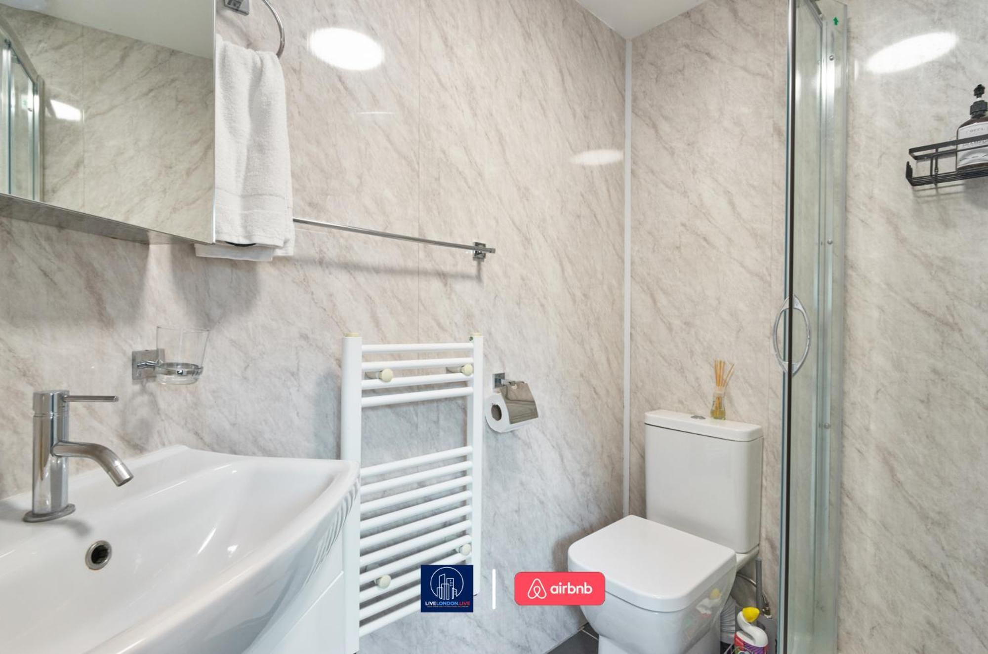 Last-Minute Specials L Sleeps Up To 4 Guests L One-Bedroom Apartment With King Bed And High Ceilings Near Camden By Live London Short Lets & Serviced Accommodation Buitenkant foto